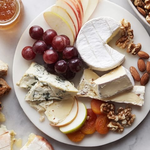 Beautifully arranged Cheese Platter Cœur Passion with grapes, nuts, and delicious artisanal accompaniments.