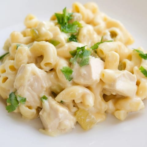 Green Chili Chicken Mac served hot in a skillet, featuring tender chicken and melty cheese with a Southwestern twist.